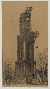 28685 Gezicht op de Domtoren te Utrecht uit het zuidwesten tijdens de restauratie van de lantaarn, uit het ...